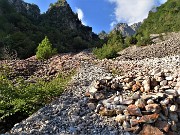 02 Salendo il lungo pietroso ghiaione della Val Gerona